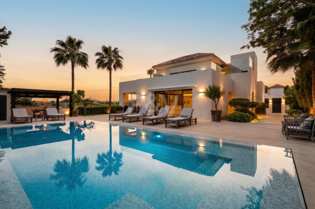 Golf-Luxus in erster Reihe: Moderne andalusische Villa mit Panoramablick in Los Naranjos