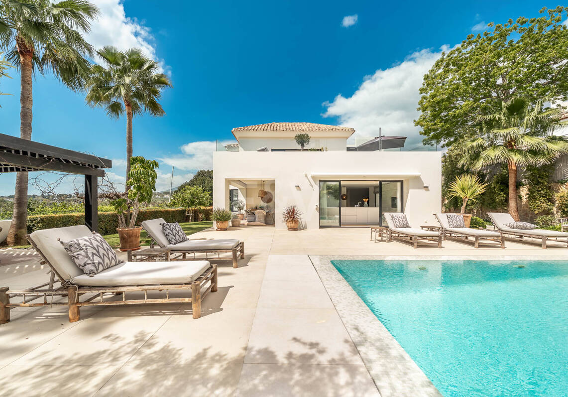 Frontline Golf Luxury: Modern Andalusian Villa with Panoramic Views in Los Naranjos Golf, Nueva Andalucia