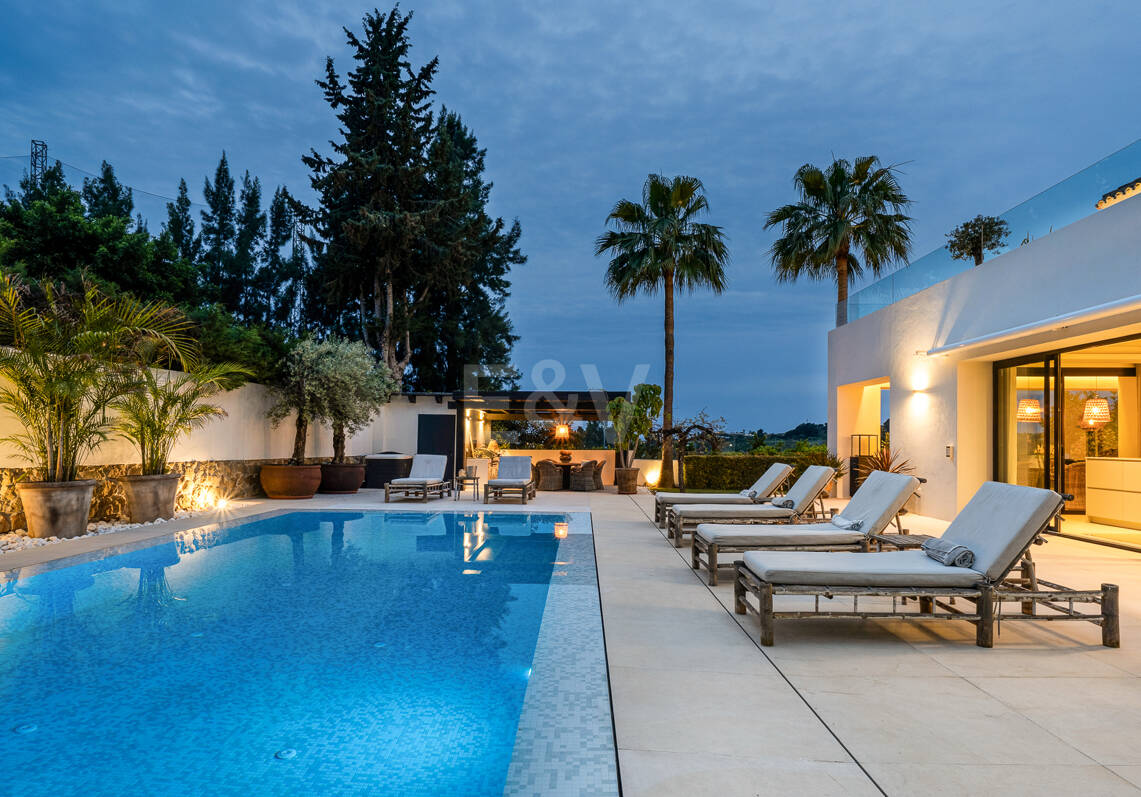 Frontline Golf Luxury: Modern Andalusian Villa with Panoramic Views in Los Naranjos Golf, Nueva Andalucia