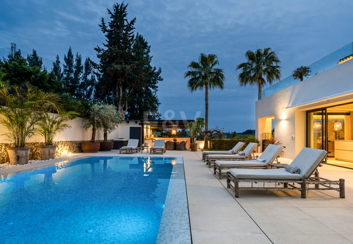 Golf-Luxus in erster Reihe: Moderne andalusische Villa mit Panoramablick in Los Naranjos