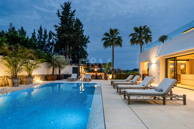 Golf-Luxus in erster Reihe: Moderne andalusische Villa mit Panoramablick in Los Naranjos