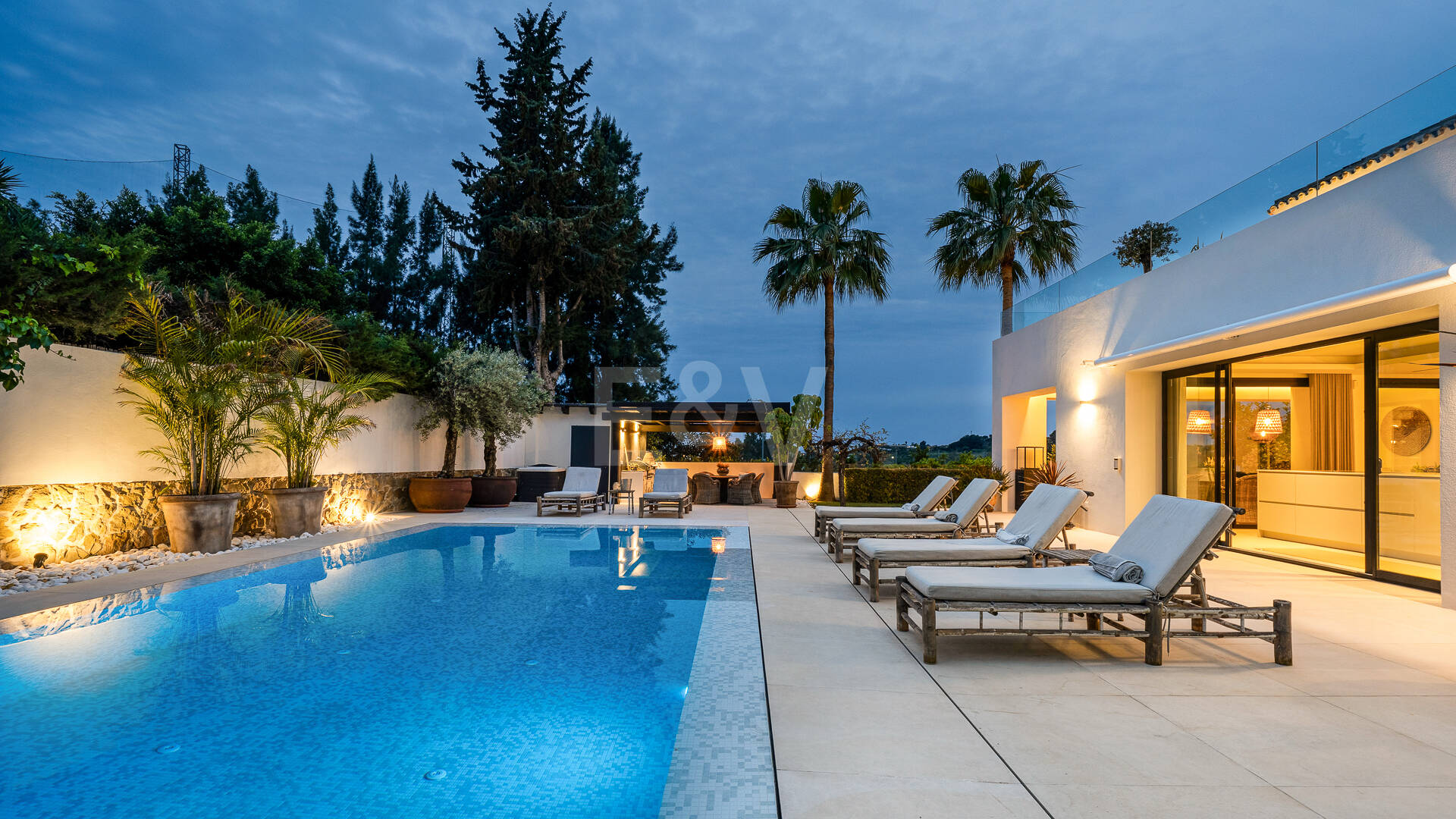 Golf-Luxus in erster Reihe: Moderne andalusische Villa mit Panoramablick in Los Naranjos