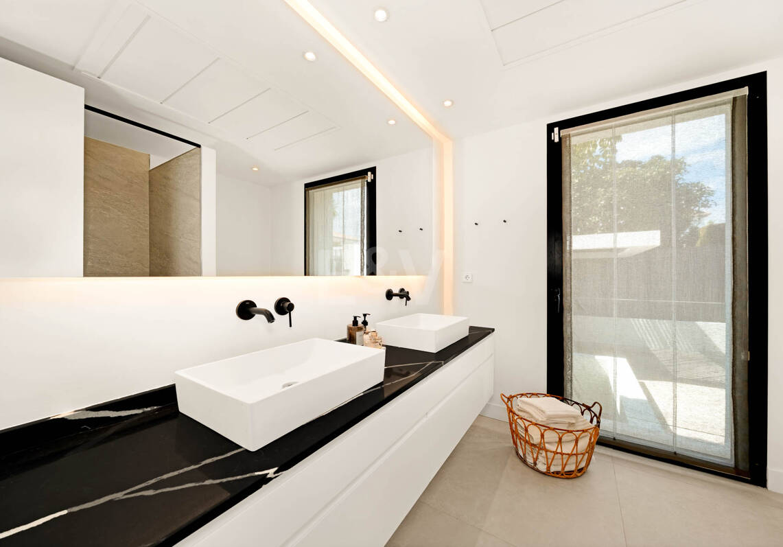 Frontline Golf Luxury: Modern Andalusian Villa with Panoramic Views in Los Naranjos Golf, Nueva Andalucia