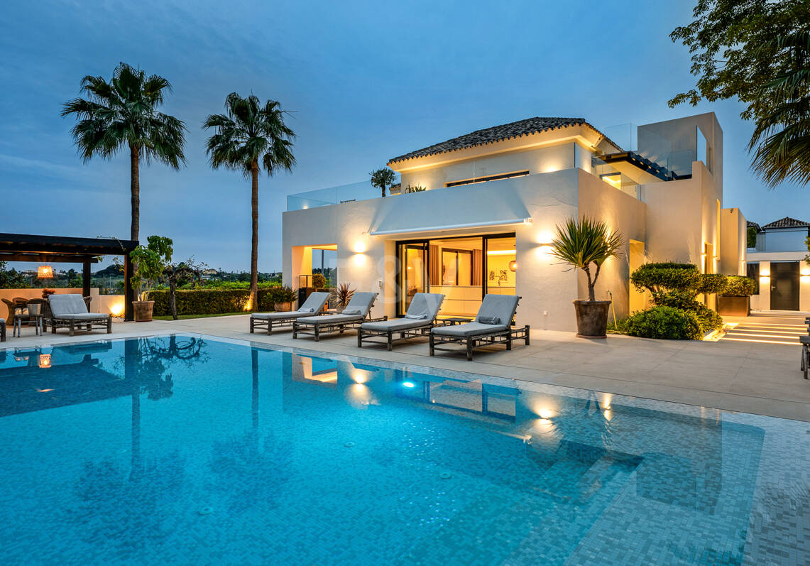 Frontline Golf Luxury: Modern Andalusian Villa with Panoramic Views in Los Naranjos Golf, Nueva Andalucia