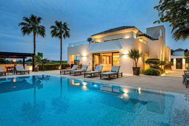 Golf-Luxus in erster Reihe: Moderne andalusische Villa mit Panoramablick in Los Naranjos