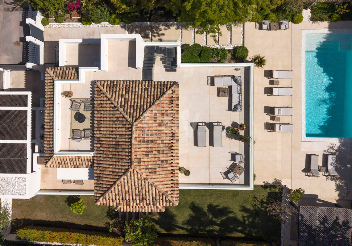 Frontline Golf Luxury: Modern Andalusian Villa with Panoramic Views in Los Naranjos Golf, Nueva Andalucia