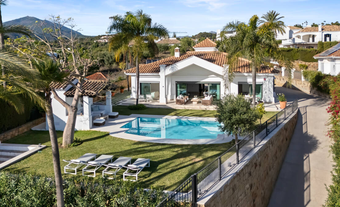 Elegant Single-Level Villa in Nueva Andalucia with Sea Views and Complete Privacy