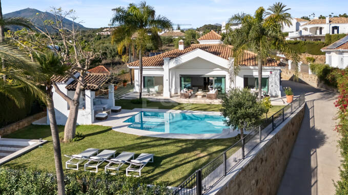 Elegante villa de una sola planta en Nueva Andalucía con vistas al mar y total privacidad