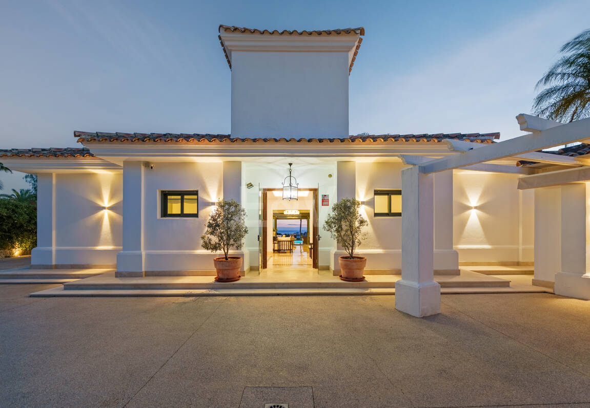 Elegant Single-Level Villa in Nueva Andalucia with Sea Views and Complete Privacy