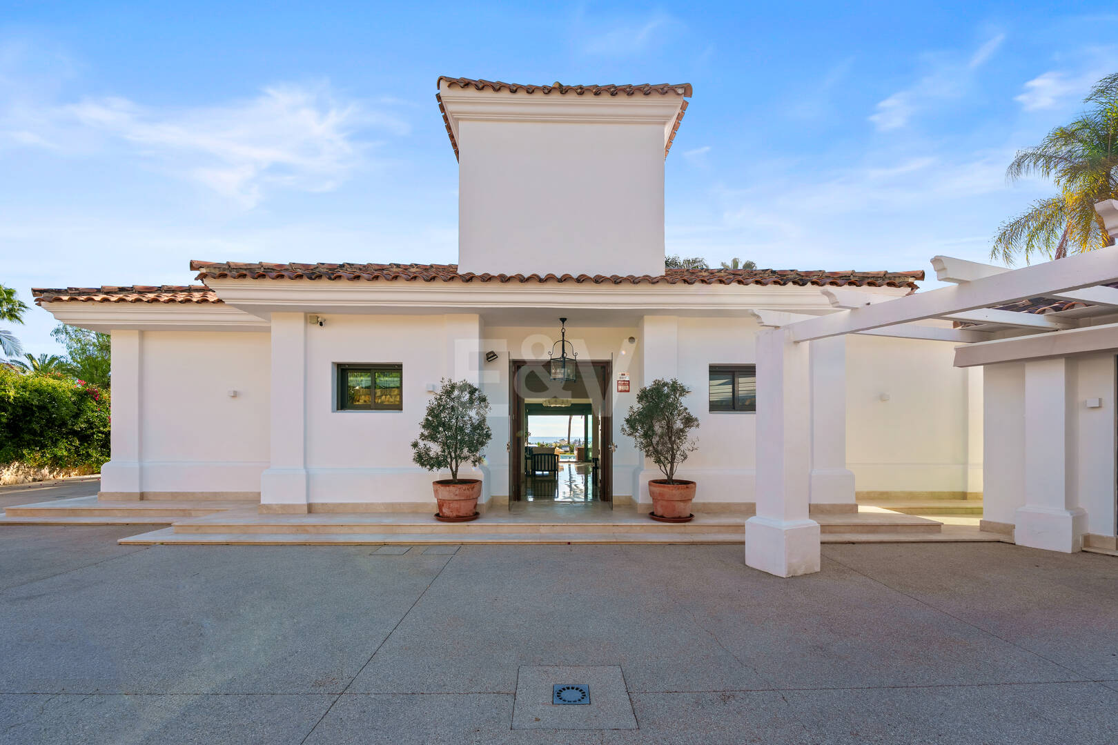 Elegant Single-Level Villa in Nueva Andalucia with Sea Views and Complete Privacy