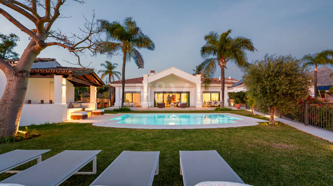 Elegante villa de una sola planta en Nueva Andalucía con vistas al mar y total privacidad