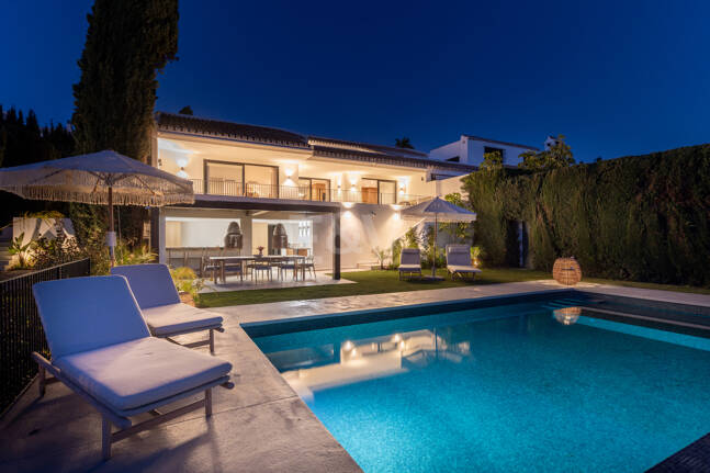 Luxury Semi-Detached Villa with Stunning Sea Views and Elegant Contemporary Design