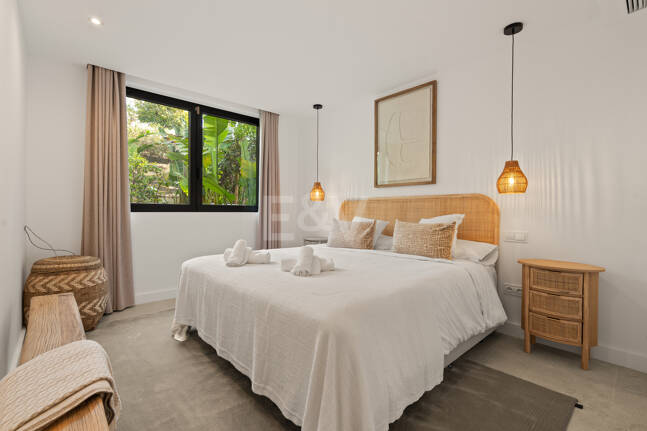 Luxury Semi-Detached Villa with Stunning Sea Views and Elegant Contemporary Design