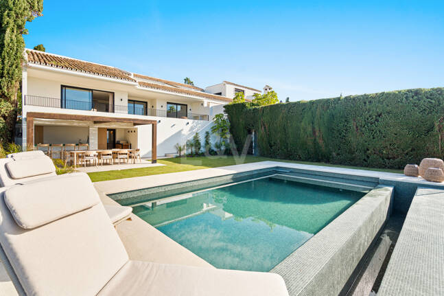 Luxury Semi-Detached Villa with Stunning Sea Views and Elegant Contemporary Design