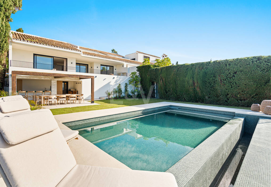 Luxury Semi-Detached Villa with Stunning Sea Views and Elegant Contemporary Design