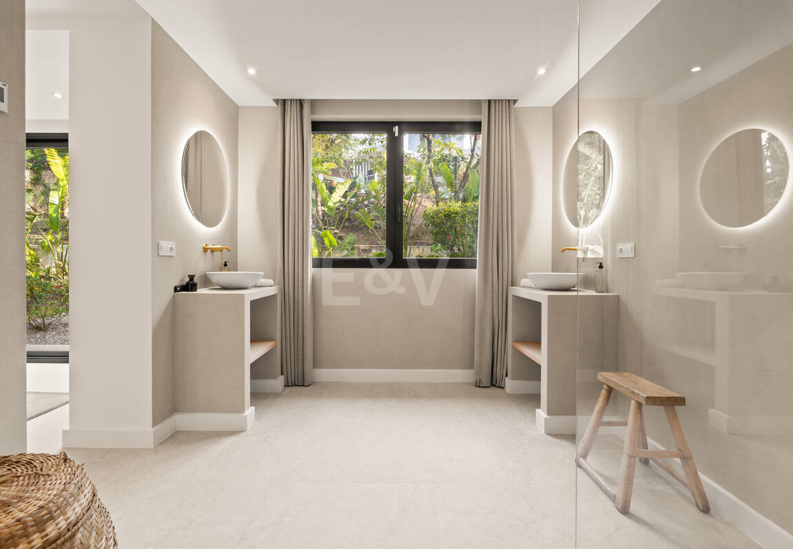 Luxury Semi-Detached Villa with Stunning Sea Views and Elegant Contemporary Design