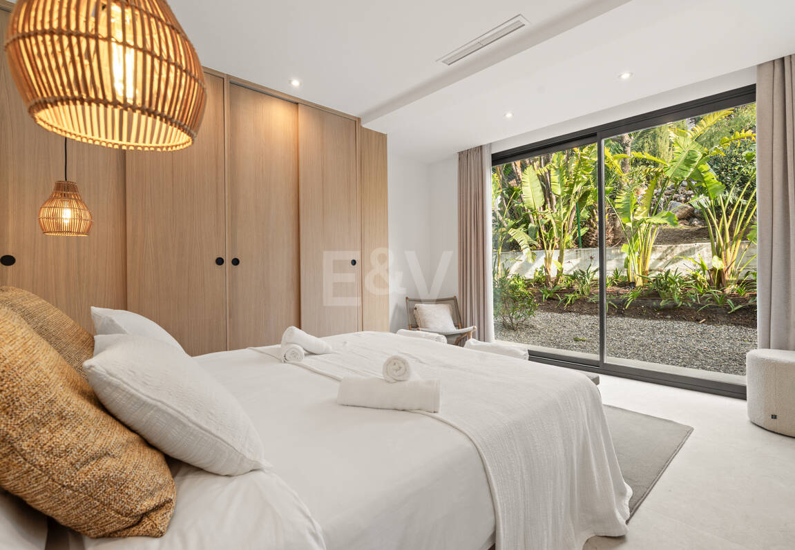 Luxury Semi-Detached Villa with Stunning Sea Views and Elegant Contemporary Design