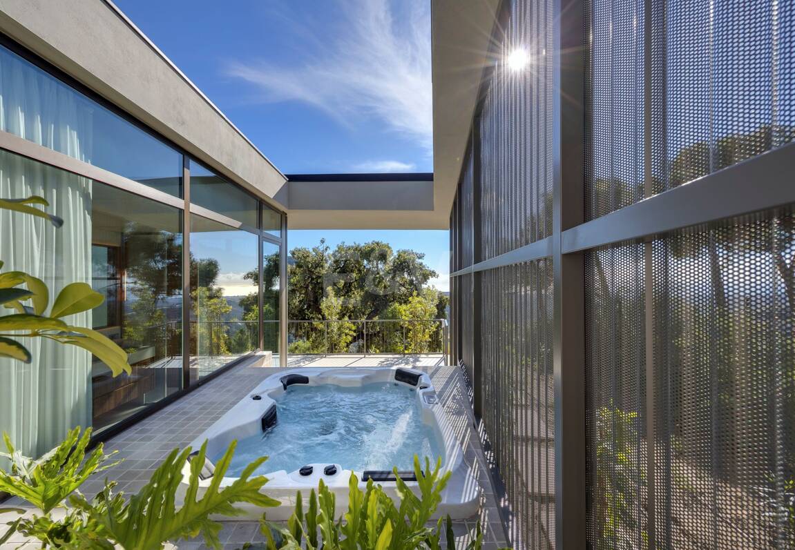 Eco-Friendly Villa in Monte Mayor with Panoramic Sea and Mountain Views