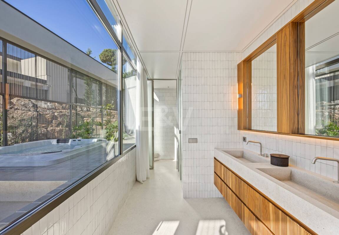 Eco-Friendly Villa in Monte Mayor with Panoramic Sea and Mountain Views