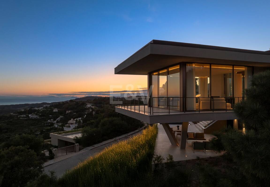 Eco-Friendly Villa in Monte Mayor with Panoramic Sea and Mountain Views