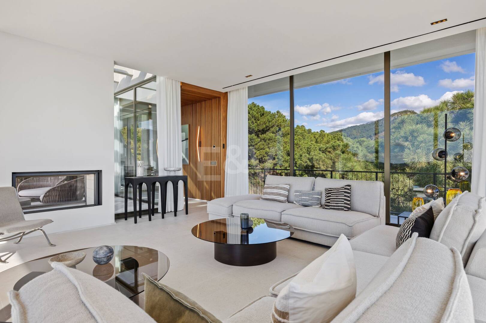 Eco-Friendly Villa in Monte Mayor with Panoramic Sea and Mountain Views