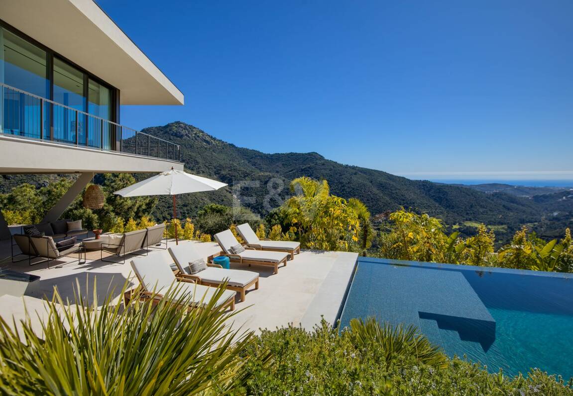 Eco-Friendly Villa in Monte Mayor with Panoramic Sea and Mountain Views