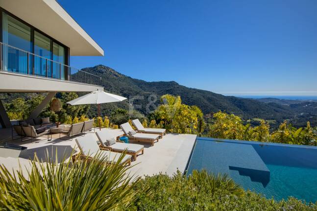 Eco-Friendly Villa in Monte Mayor with Panoramic Sea and Mountain Views