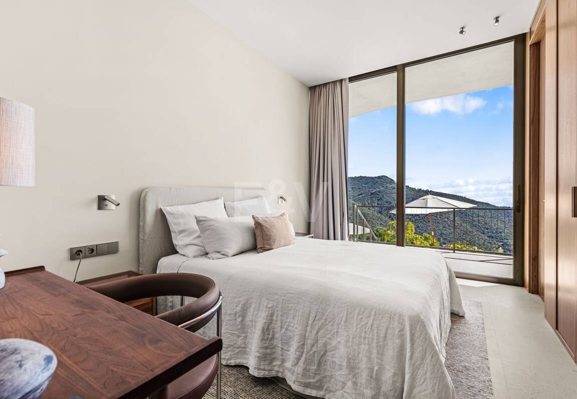 Eco-Friendly Villa in Monte Mayor with Panoramic Sea and Mountain Views