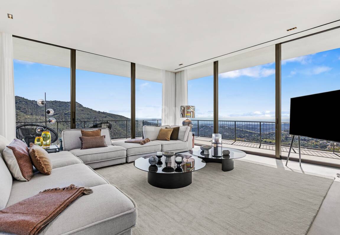 Eco-Friendly Villa in Monte Mayor with Panoramic Sea and Mountain Views