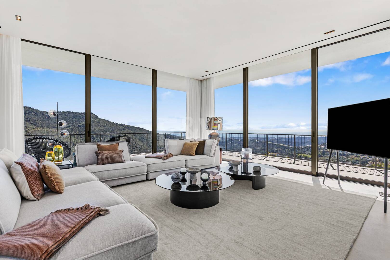 Eco-Friendly Villa in Monte Mayor with Panoramic Sea and Mountain Views