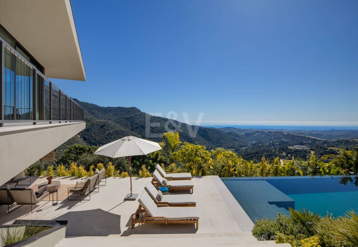 Eco-Friendly Villa in Monte Mayor with Panoramic Sea and Mountain Views