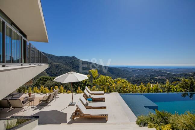 Eco-Friendly Villa in Monte Mayor with Panoramic Sea and Mountain Views