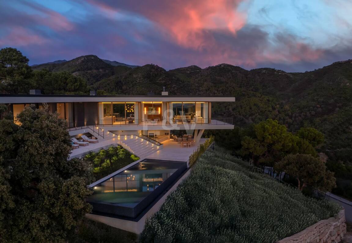 Eco-Friendly Villa in Monte Mayor with Panoramic Sea and Mountain Views