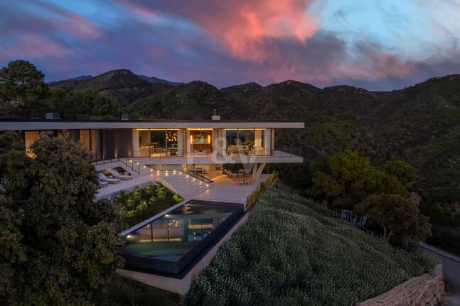 Eco-Friendly Villa in Monte Mayor with Panoramic Sea and Mountain Views