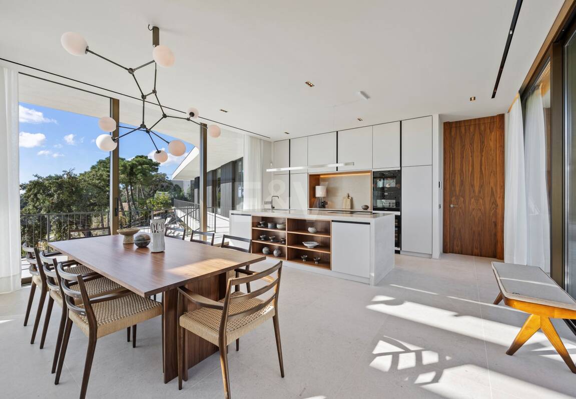 Eco-Friendly Villa in Monte Mayor with Panoramic Sea and Mountain Views