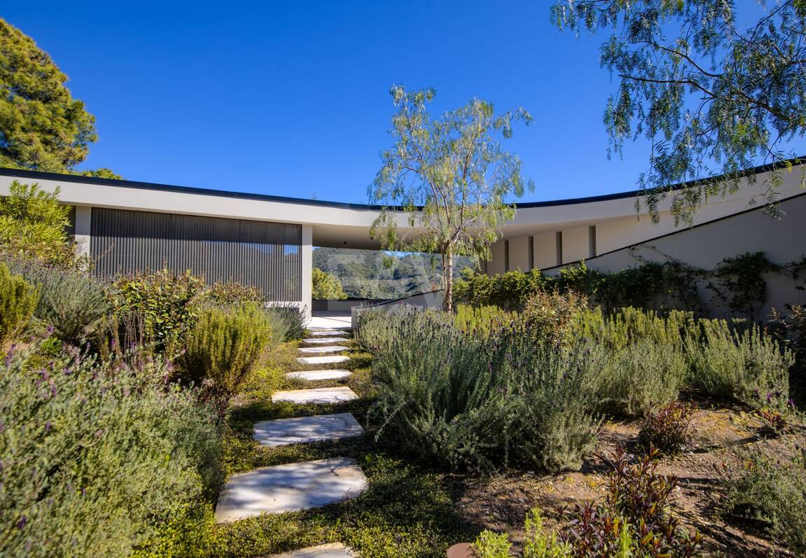 Eco-Friendly Villa in Monte Mayor with Panoramic Sea and Mountain Views