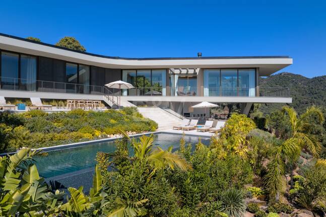 Eco-Friendly Villa in Monte Mayor with Panoramic Sea and Mountain Views