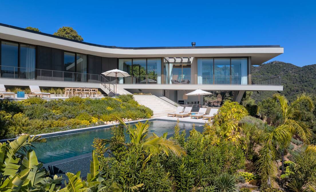 Eco-Friendly Villa in Monte Mayor with Panoramic Sea and Mountain Views