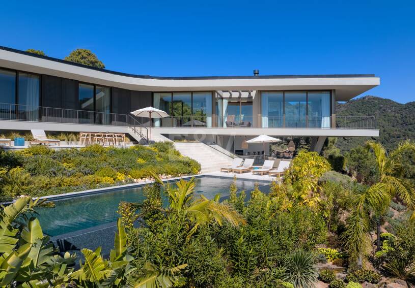 Eco-Friendly Villa in Monte Mayor with Panoramic Sea and Mountain Views