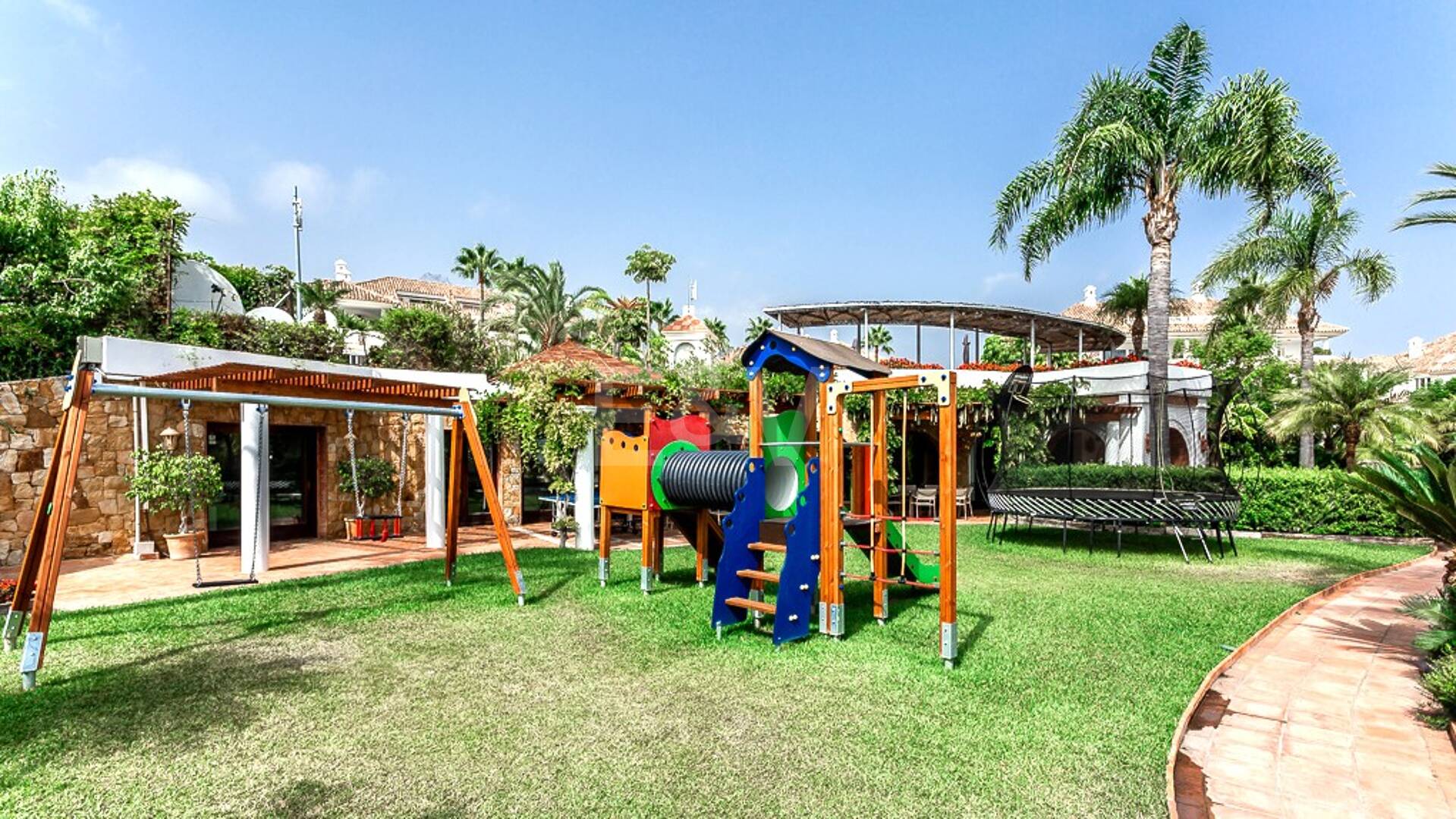 Ático dúplex de lujo con impresionantes vistas al mar y a la montaña