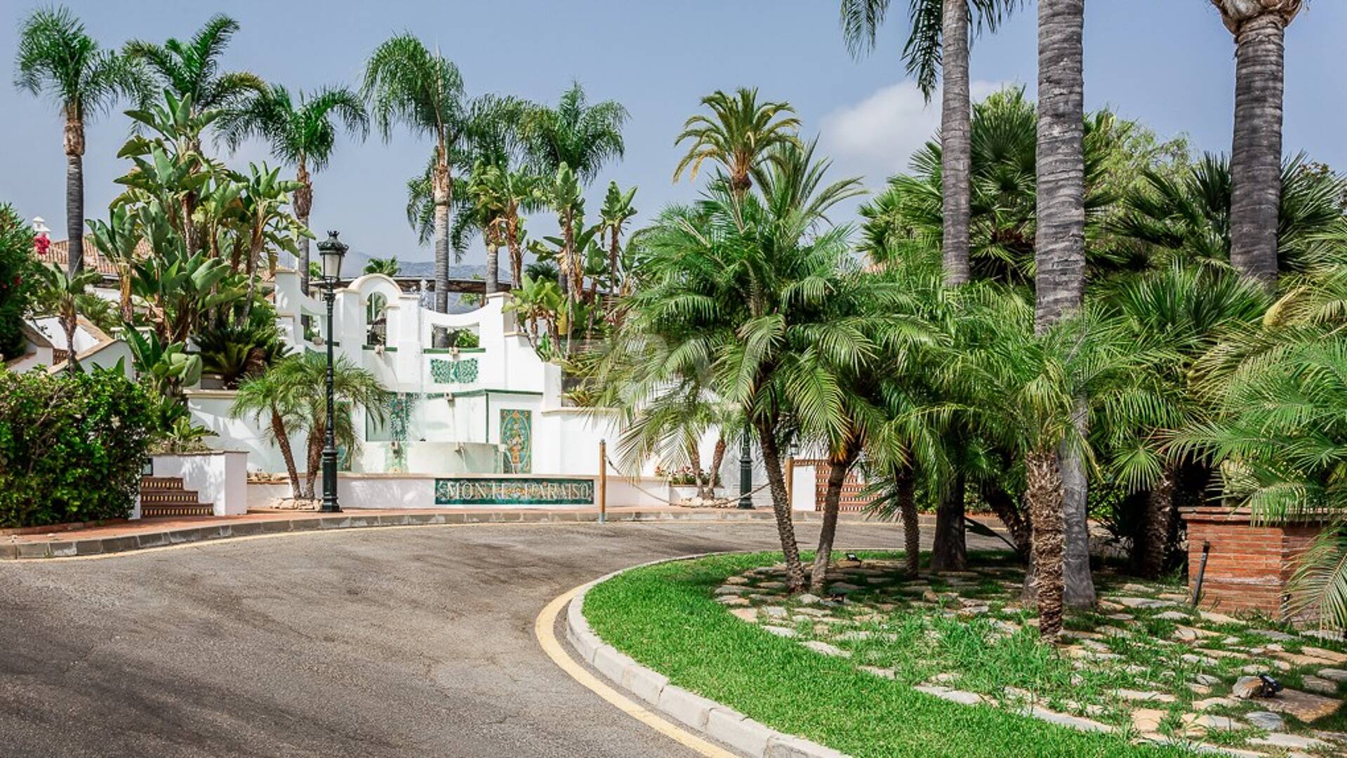 Ático dúplex de lujo con impresionantes vistas al mar y a la montaña