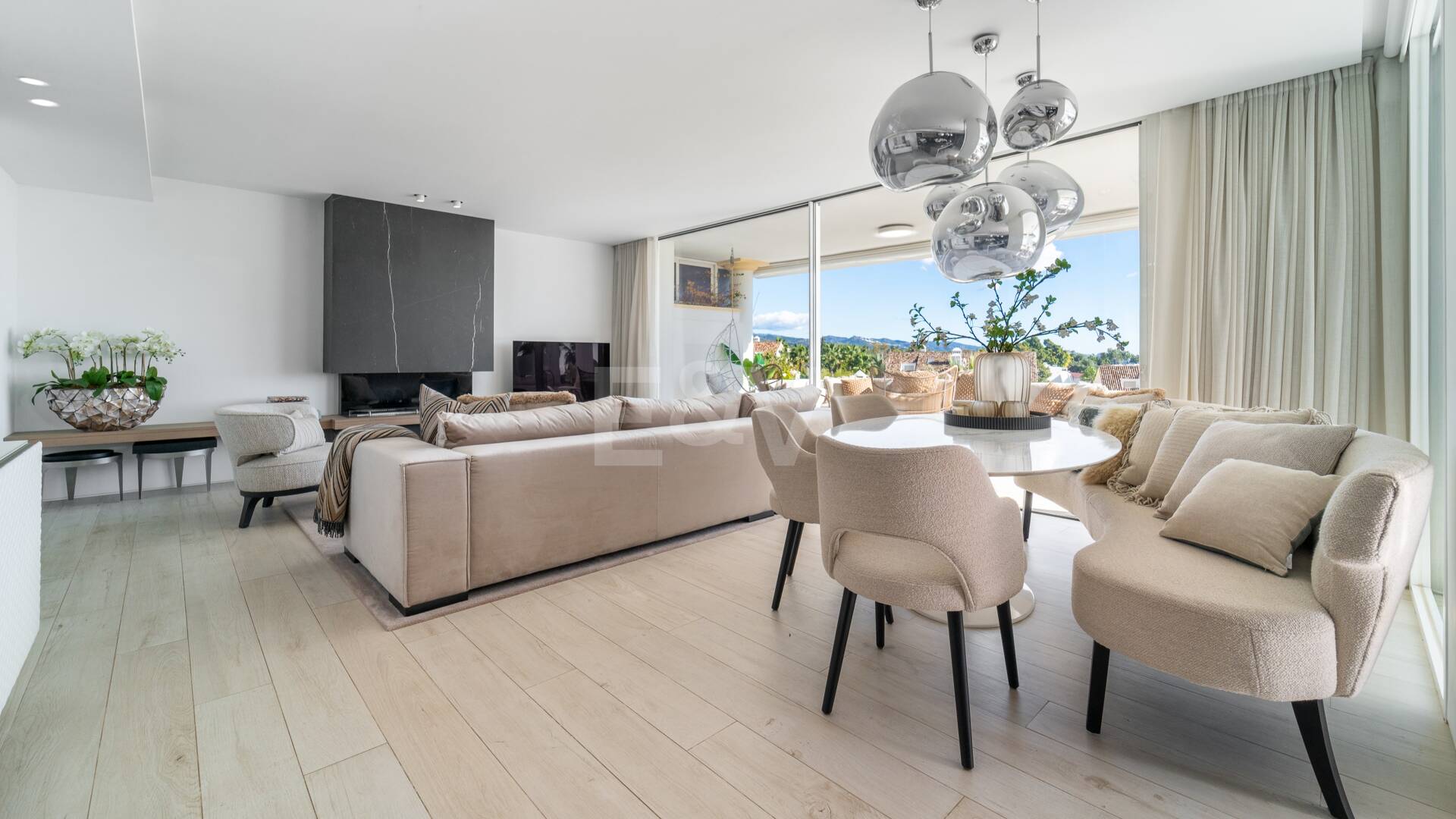 Ático dúplex de lujo con impresionantes vistas al mar y a la montaña