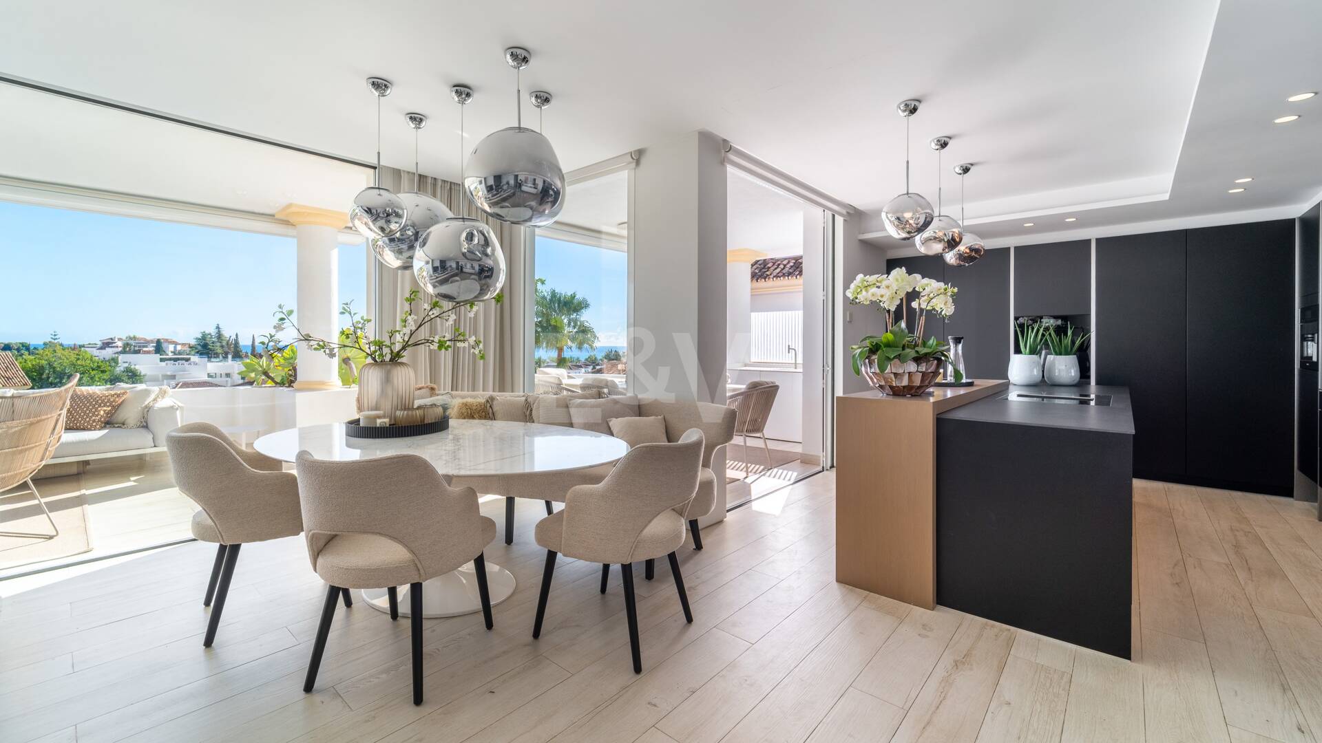 Luxuriöses Duplex-Penthouse mit atemberaubendem Meer- und Bergblick