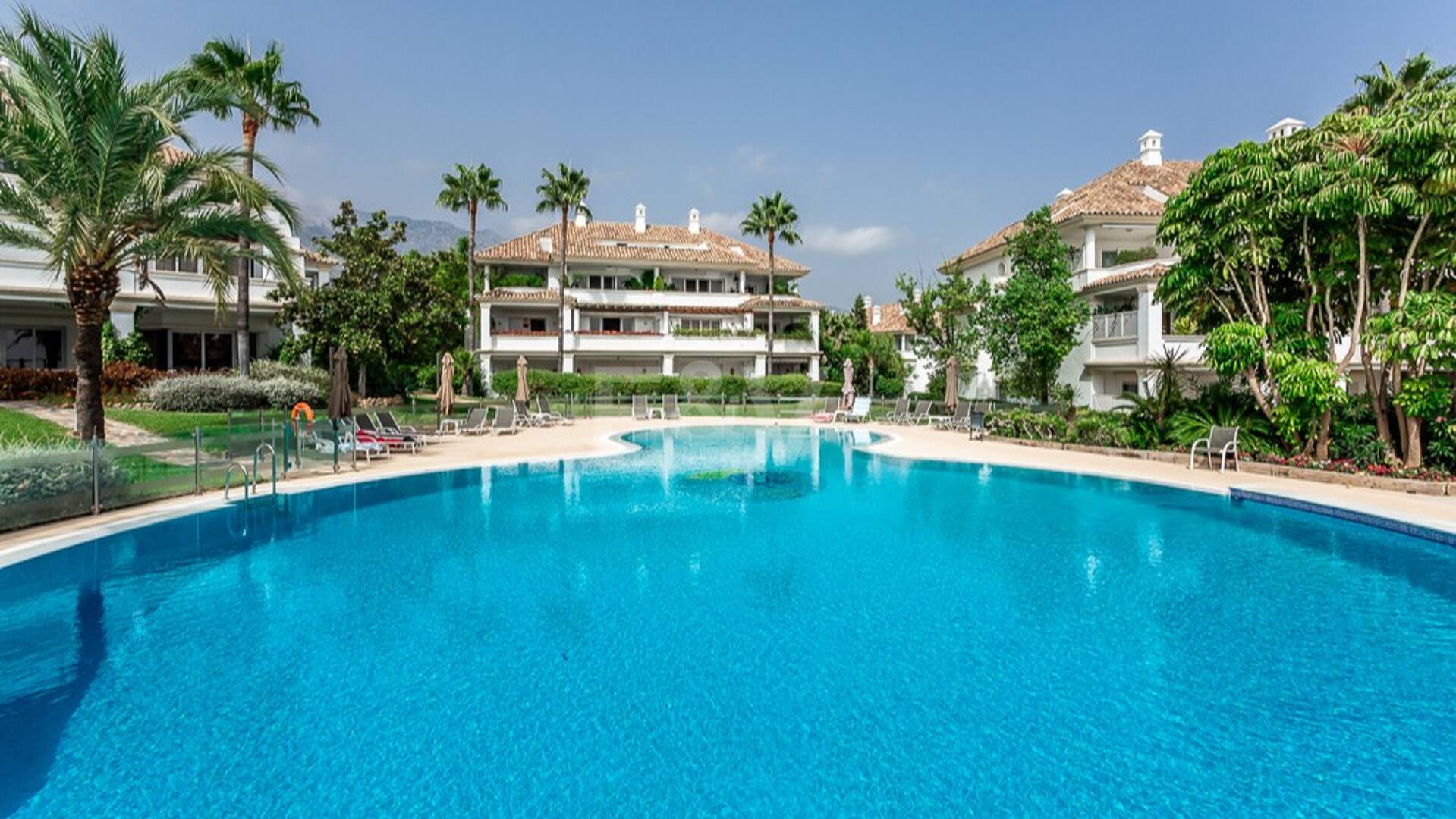 Ático dúplex de lujo con impresionantes vistas al mar y a la montaña