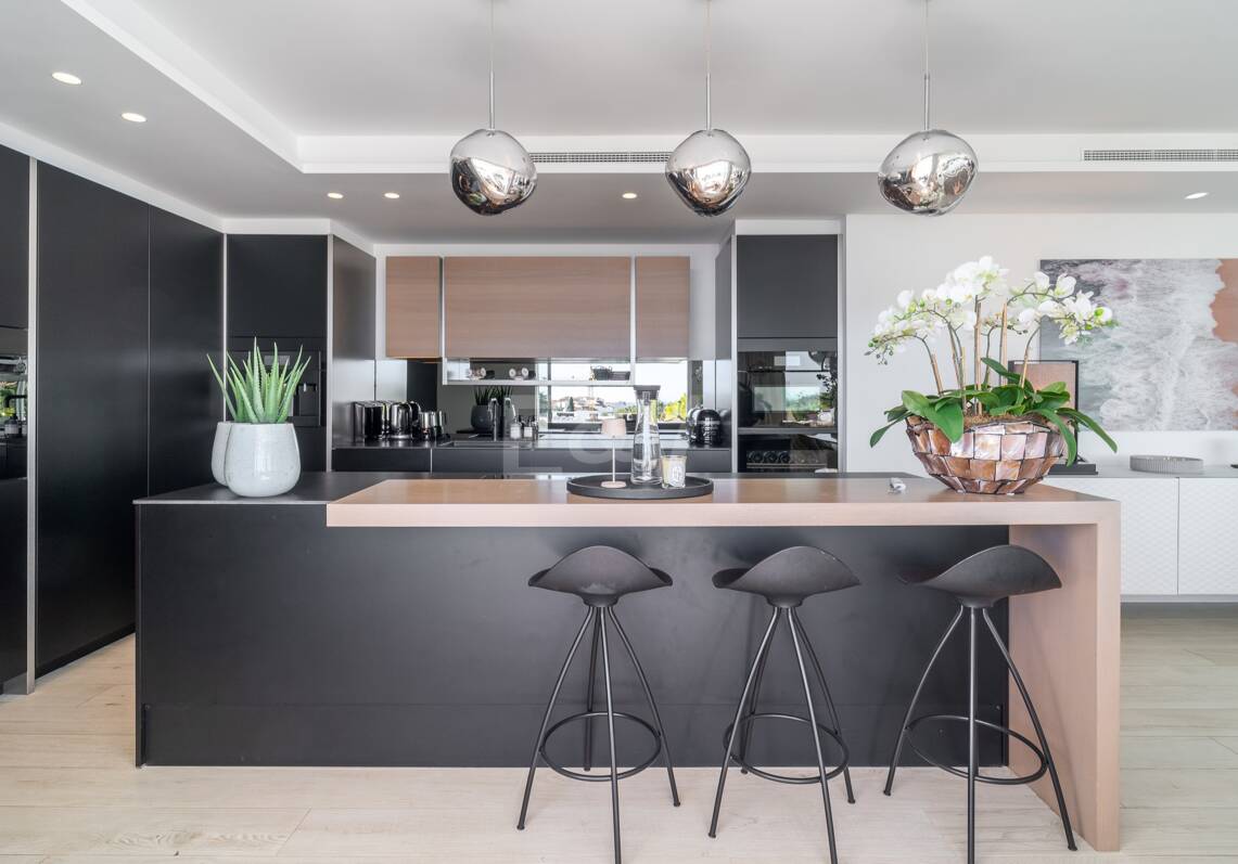 Penthouse Duplex Luxueux avec Mer et Montagne Vues