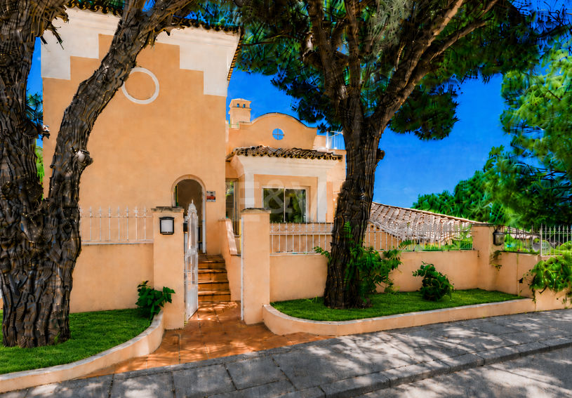 Villa Investment Opportunity with Space & Stunning Sea Views