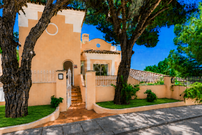 Villa Investment Opportunity with Space & Stunning Sea Views