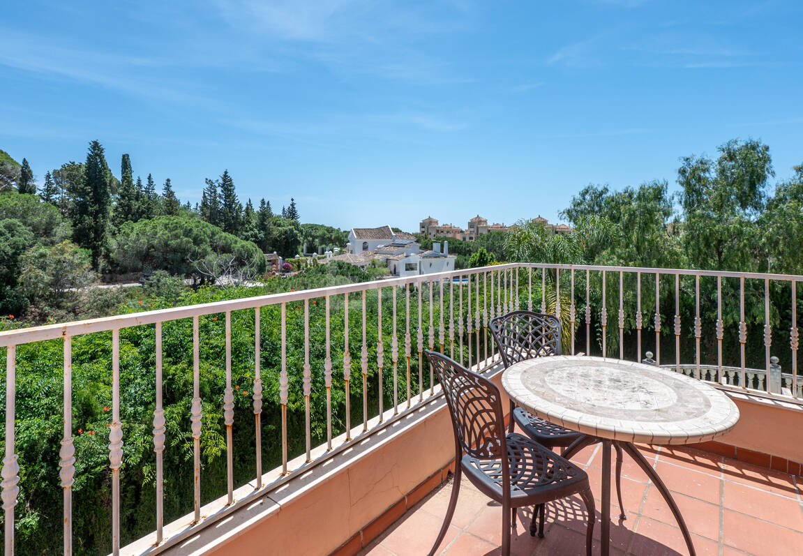 Villa Investment Opportunity with Space & Stunning Sea Views