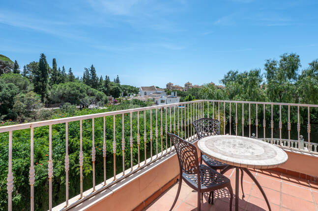 Villa Investment Opportunity with Space & Stunning Sea Views