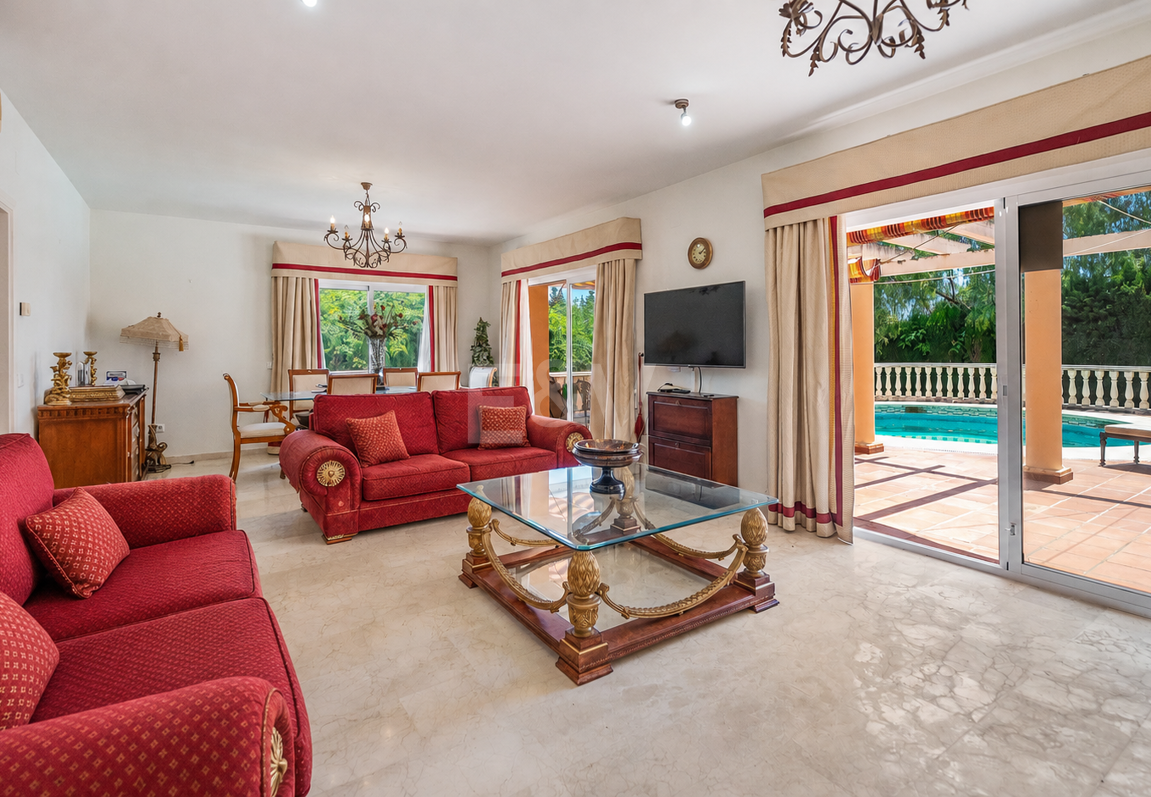 Villa Investment Opportunity with Space & Stunning Sea Views
